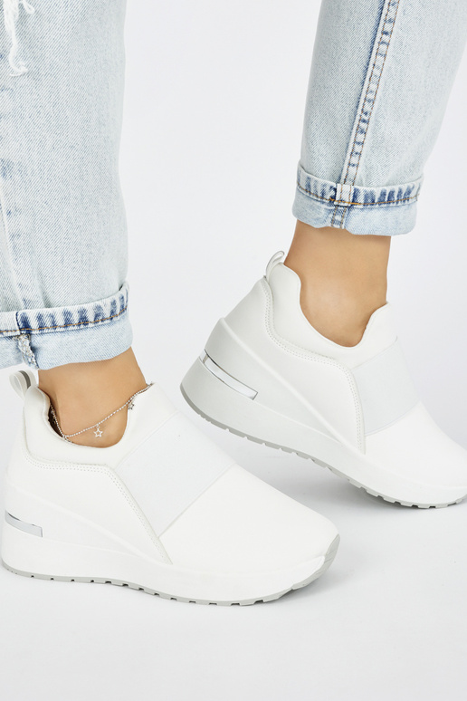 weiße Sneakers-Modellschuhe auf einem... weiße Sneakers-Modellschuhe auf einem...