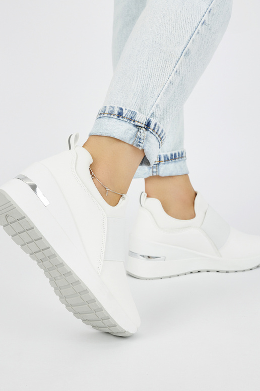 weiße Sneakers-Modellschuhe auf einem... weiße Sneakers-Modellschuhe auf einem...