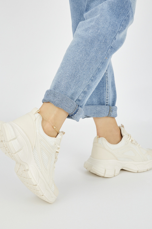 Sneakers-Modellschuhe in beige Farbe... Sneakers-Modellschuhe in beige Farbe...