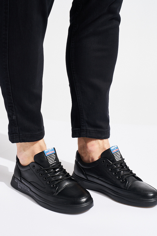 schwarze Sportschuhe für Herren gebunden