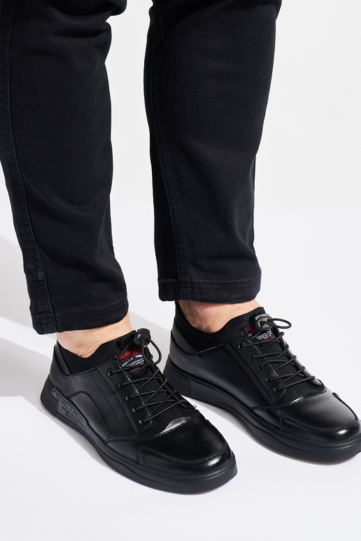 schwarze Sportschuhe für Herren gebunden