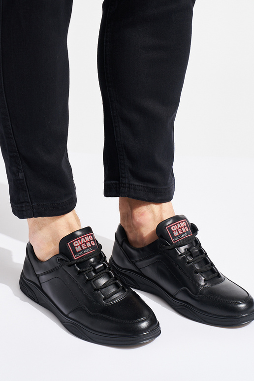 schwarze Sportschuhe für Herren gebunden