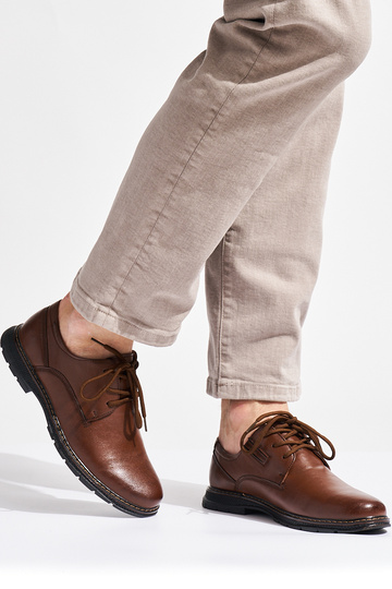 Herrenschuhe sind gebunden 2