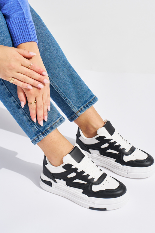 Weiß-schwarze Sneakers-Modellschuhe... Weiß-schwarze Sneakers-Modellschuhe...