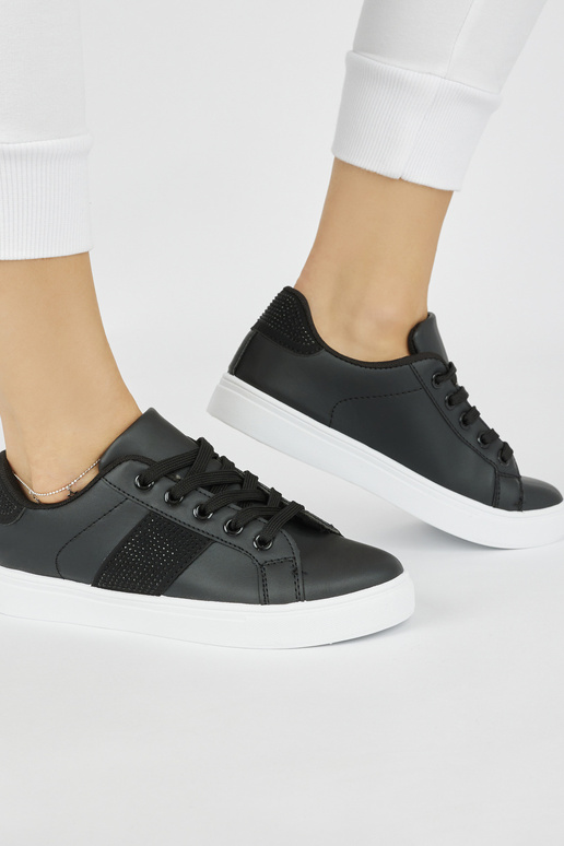 Schwarze Sneakers, Modellschuhe mit... Schwarze Sneakers, Modellschuhe mit...