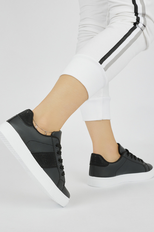 Schwarze Sneakers, Modellschuhe mit... Schwarze Sneakers, Modellschuhe mit...