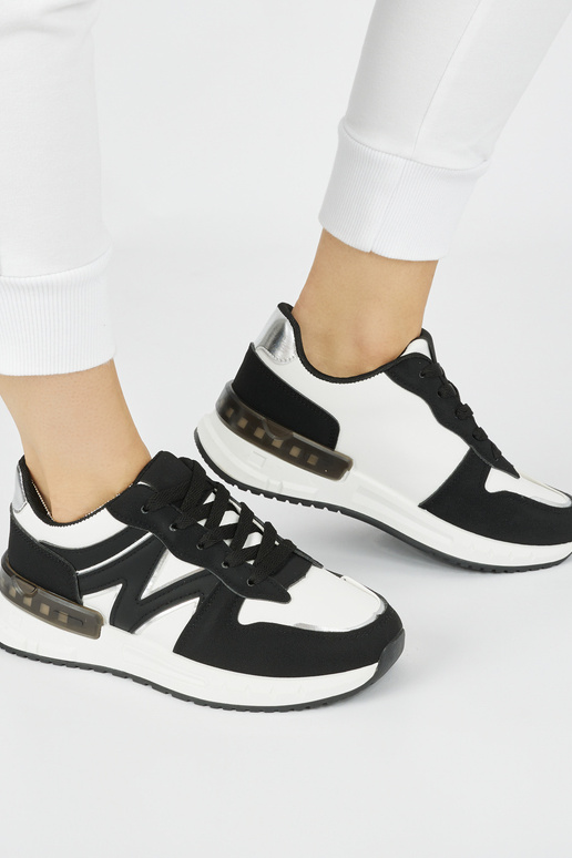 Schwarze bequeme Sneakers-Modellschuhe