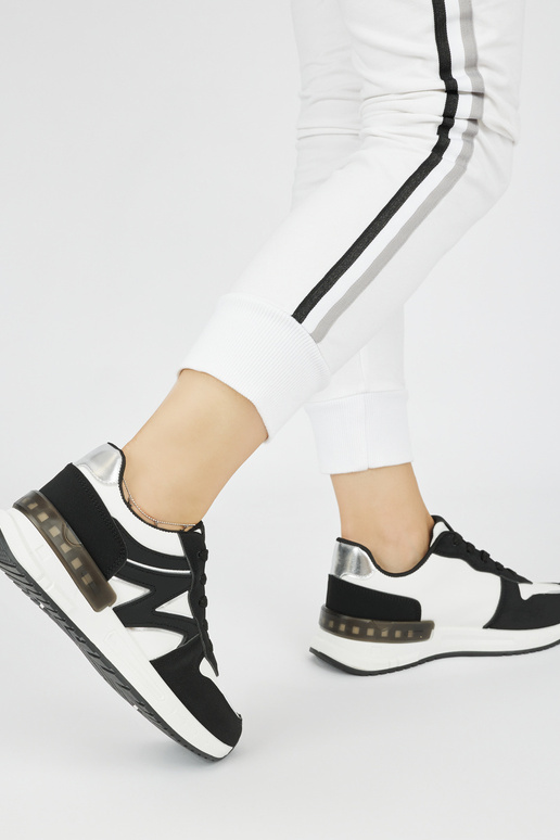 Schwarze bequeme Sneakers-Modellschuhe