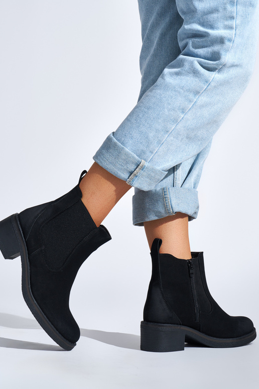 schwarze Damenschuhe auf einem...