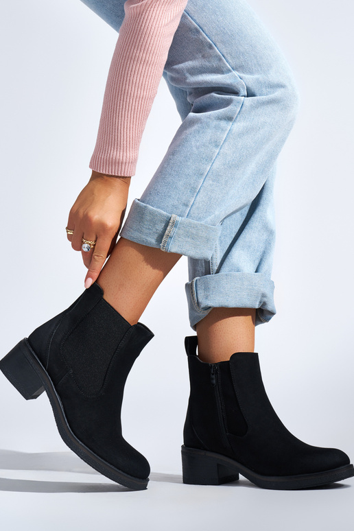 schwarze Damenschuhe auf einem...