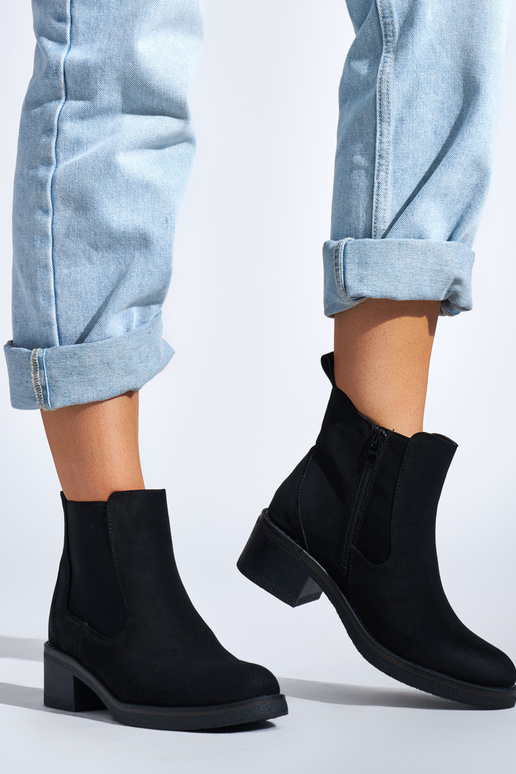 schwarze Damenschuhe auf einem...