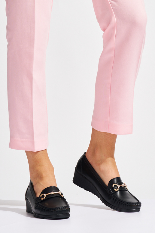 schwarze Damenmokassins auf...