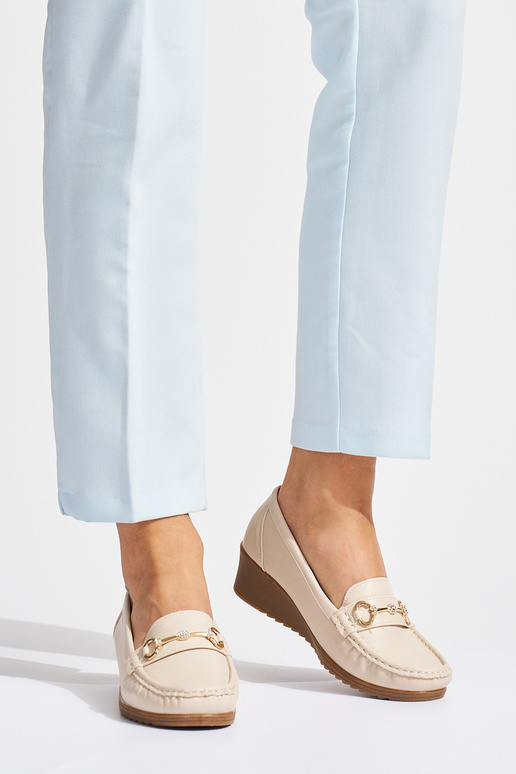 Beige Damenmokassins auf Keilabsatz...