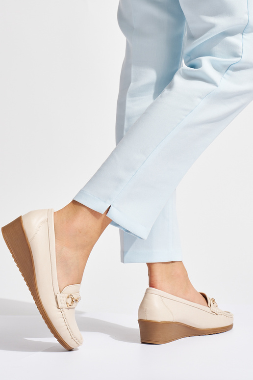 Beige Damenmokassins auf Keilabsatz...