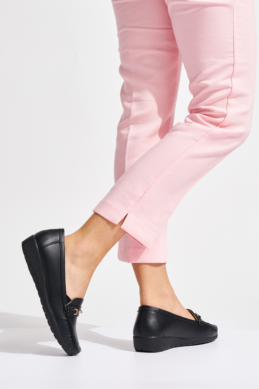 schwarze Damenmokassins ze zdobieniem