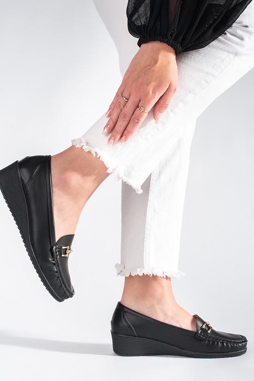 schwarze Damenmokassins mit Schnallen schwarze Damenmokassins mit Schnallen