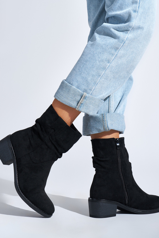 Schwarze Stiefel im Cowboy-Stil