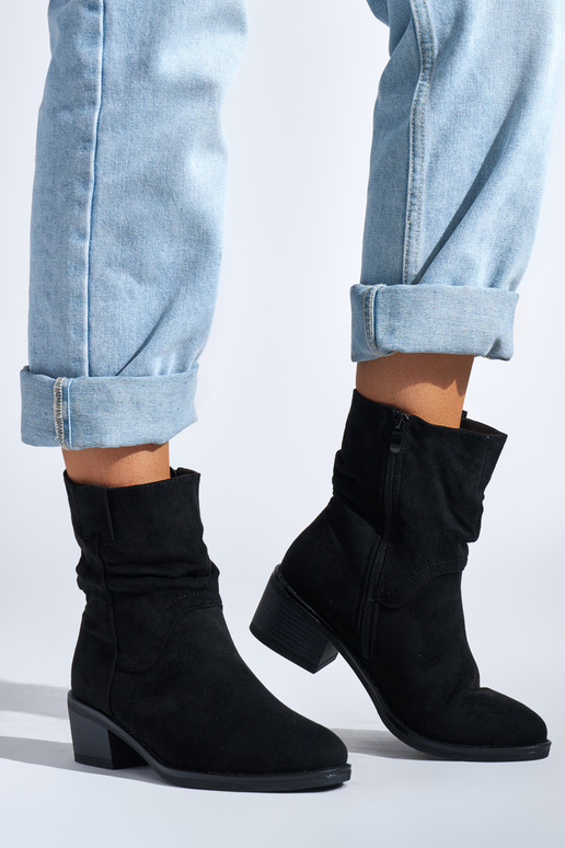 Schwarze Stiefel im Cowboy-Stil