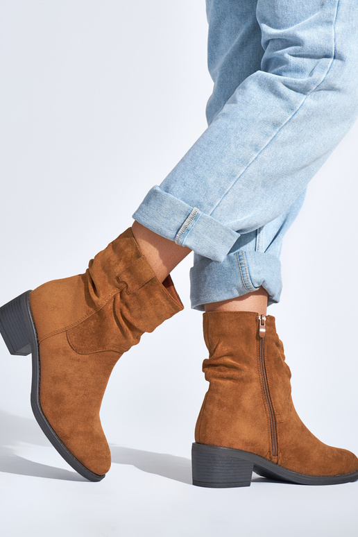 Braune Stiefel im Cowboy-Stil