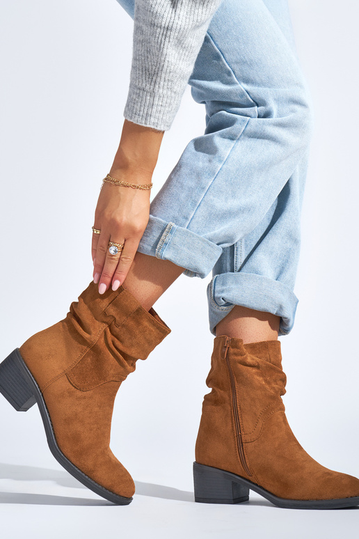 Braune Stiefel im Cowboy-Stil