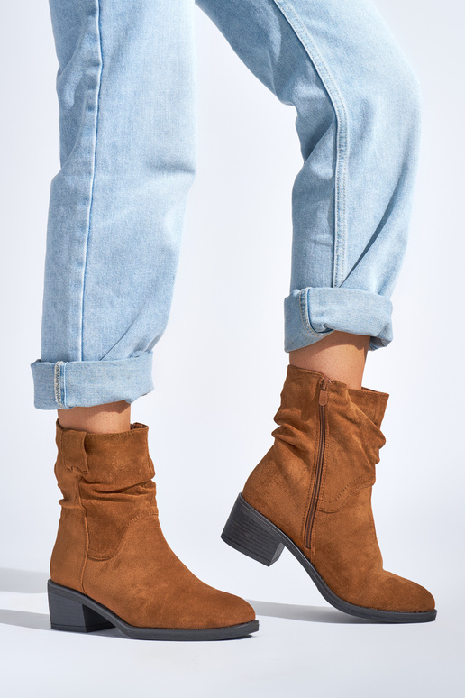 Braune Stiefel im Cowboy-Stil