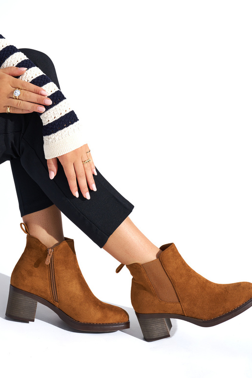 braune klassische Stiefel