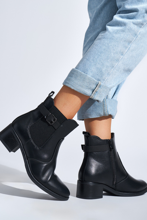 schwarze Damenschuhe auf einem...