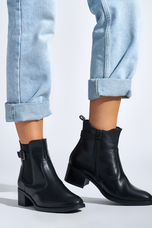 schwarze Damenschuhe auf einem...