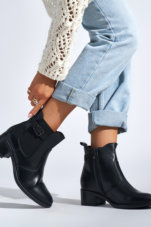 schwarze Damenschuhe auf einem...