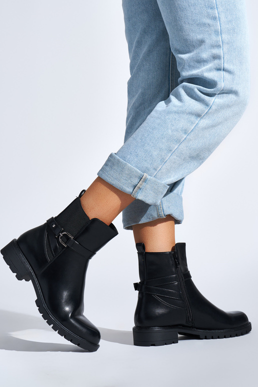 schwarze Damenschuhe mit dekorativer... schwarze Damenschuhe mit dekorativer...