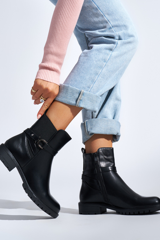 schwarze Damenschuhe mit dekorativer... schwarze Damenschuhe mit dekorativer...