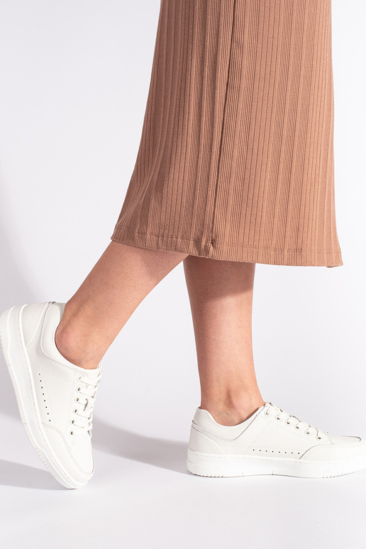 weiße Lederschuhe mit hohem Plateau