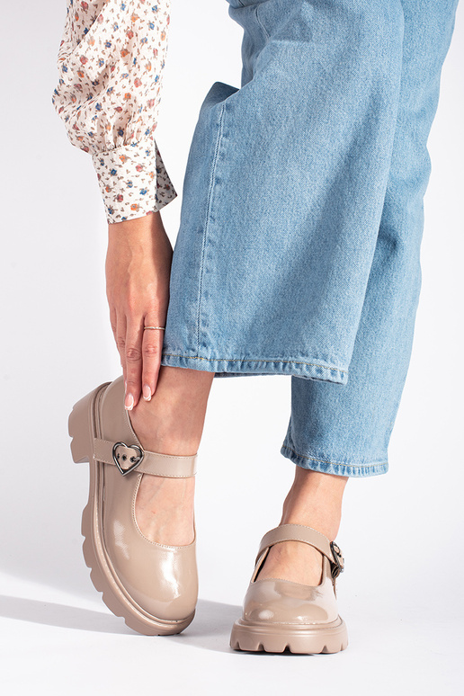 Beige Mokassins mit Lackeffekt auf... Beige Mokassins mit Lackeffekt auf...