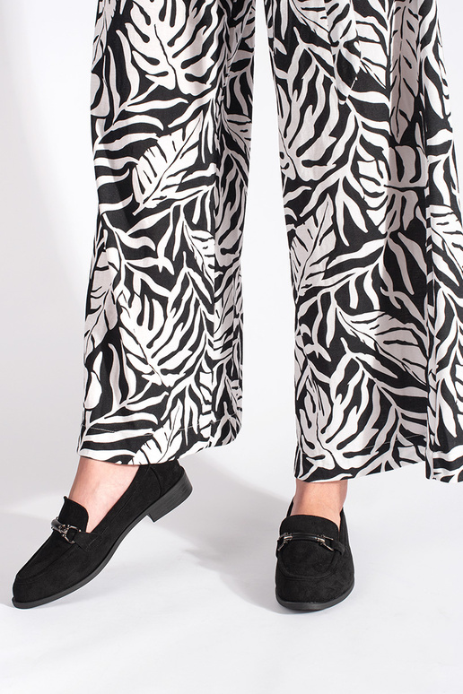 Klassische Mokassins aus schwarzem... Klassische Mokassins aus schwarzem...