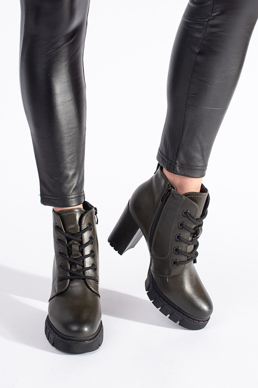 Khakifarbene Damenschuhe auf einer...