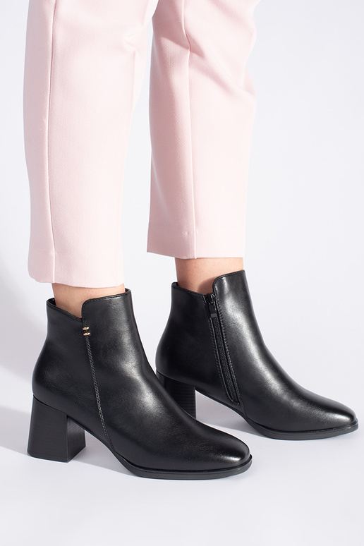 schwarze Damenschuhe auf High Heels