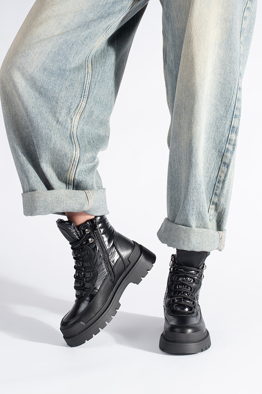 schwarze Schuhe mit dicker Sohle von... schwarze Schuhe mit dicker Sohle von...