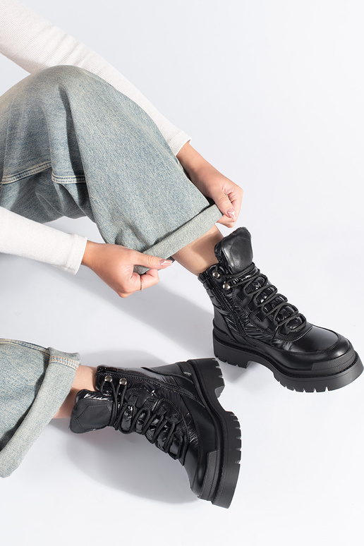 schwarze Schuhe mit dicker Sohle von... schwarze Schuhe mit dicker Sohle von...