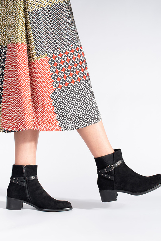 schwarze Wildlederschuhe mit...