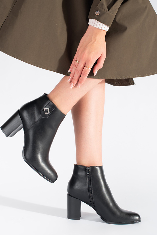 schwarze Damenschuhe mit Absatz von...