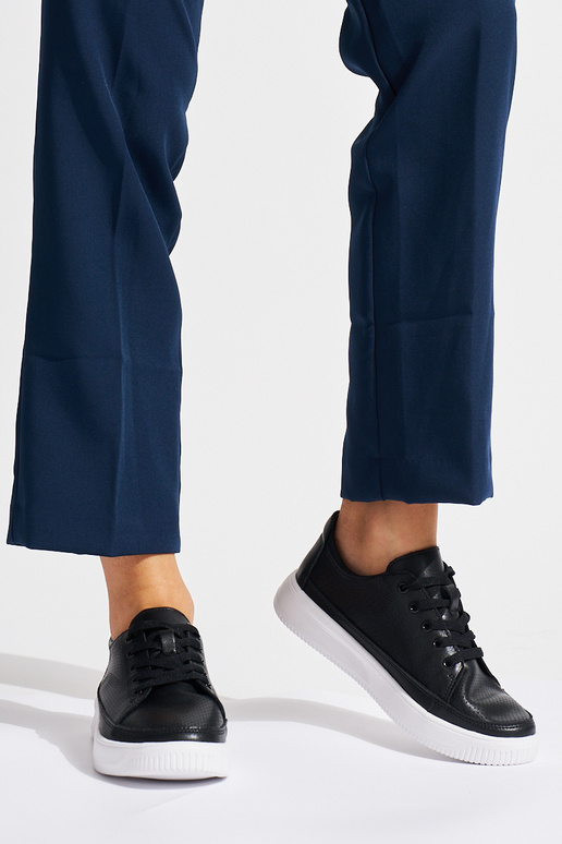 Durchbrochene Lederschuhe in... Durchbrochene Lederschuhe in...