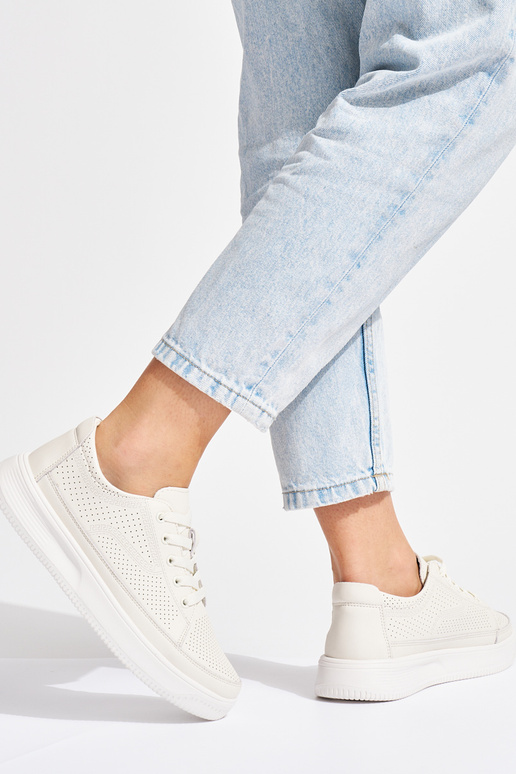 Durchbrochene Lederschuhe in weißer... Durchbrochene Lederschuhe in weißer...