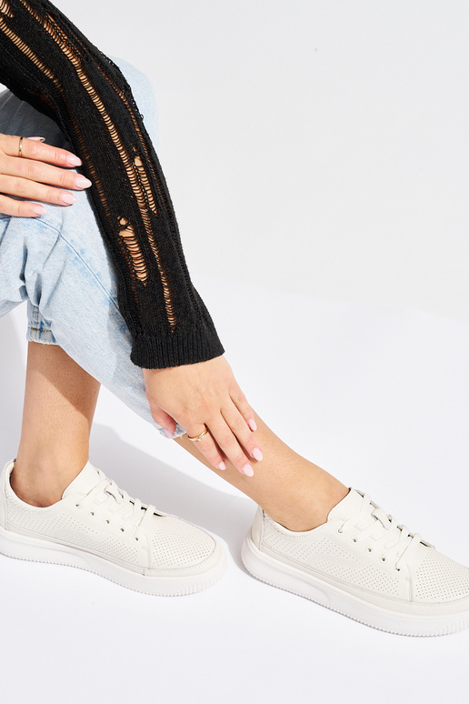 Durchbrochene Lederschuhe in weißer... Durchbrochene Lederschuhe in weißer...