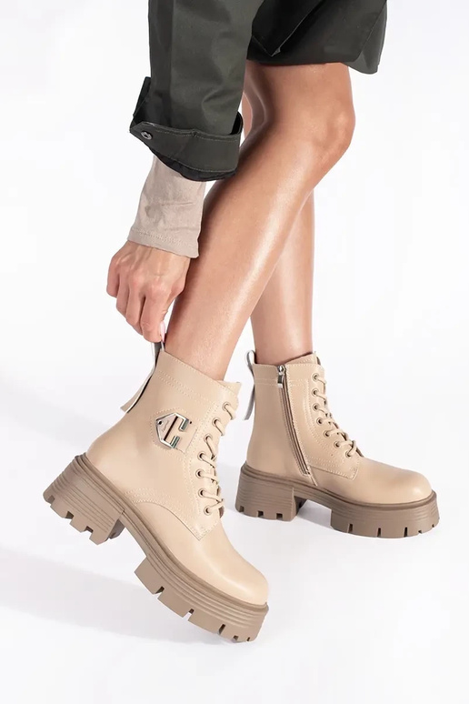 Haut Beige Schuhe auf einer dicken Sohle Haut Beige Schuhe auf einer dicken Sohle