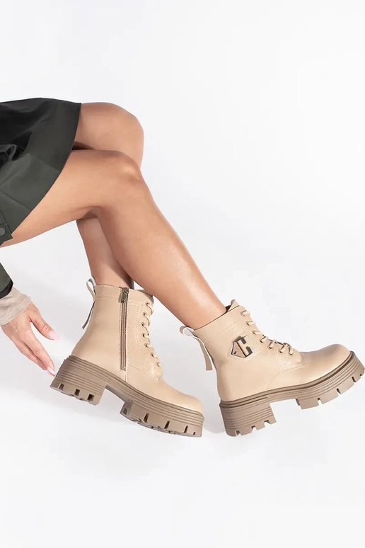 Haut Beige Schuhe auf einer dicken Sohle Haut Beige Schuhe auf einer dicken Sohle
