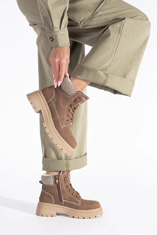 braune Farbe isolieren Stiefel