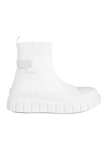 Zueiße Farbe groß Schuhe...