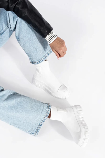 Zueiße Farbe groß Schuhe... 2