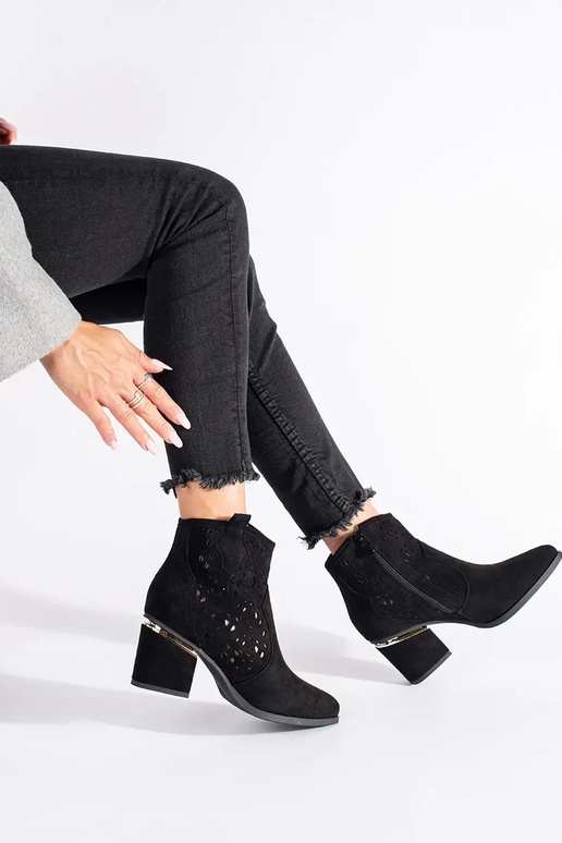 schZuarze Farbe durchbrochen...