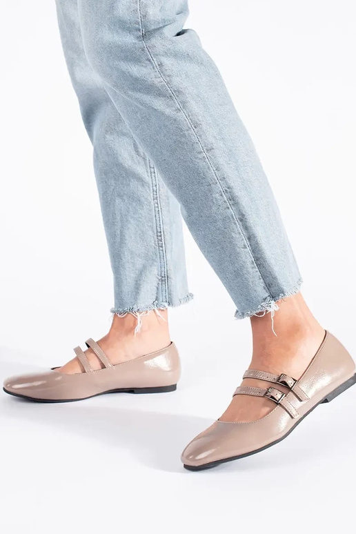 Beige lackiert Ballerinas mit Verschluss Beige lackiert Ballerinas mit Verschluss